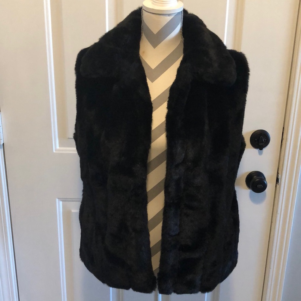 Casual Living faux fur vest black collared, pocketed, lined,closures. So pretty!